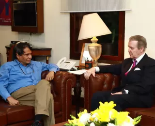 Secretary Bill Cohen met with the Indian Minister of Commerce and Industry, Suresh Prabhu, during a recent trip to New Delhi.