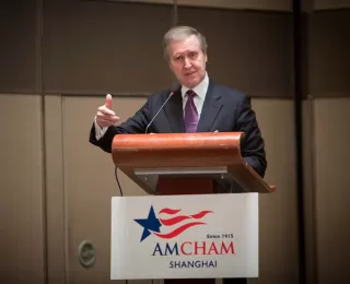 Secretary William Cohen speaks to the AmCham Shanghai membership.