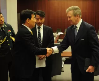 Secretary William Cohen meets with the Minister of Defense of South Korea, Minister Han Min-goo, to discuss the current US-Korea relationship. Minister Han was in Washington for annual consultations with the US government.