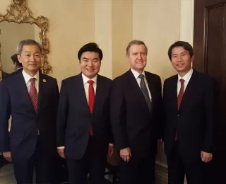 Secretary William Cohen meets with Ambassador Ahn Ho-Young, Assemblyman Won Yoo-Chul and Assemblyman Lee In-Young who serve on the Intelligence and Foreign Affairs Committees and are prominent South Korean National Assembly members from both parties, in order to discuss US–Korean relations.