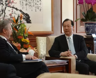 Secretary William Cohen meets with Guangzhou Party Secretary Ren Xuefeng.