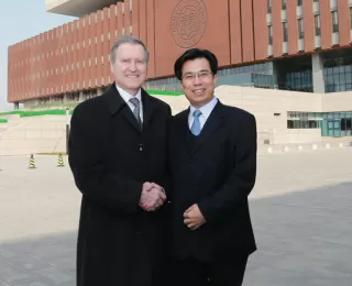 Secretary William Cohen visits Nankai University in Tianjin, China.