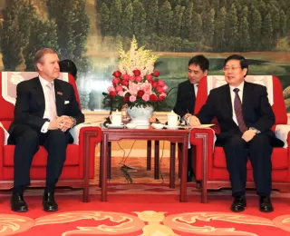 Secretary William Cohen meets with Tianjin Acting Party Secretary Huang Xingguo.