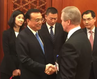 Secretary William Cohen meets with Chinese Premier Li Keqiang.