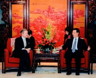 Secretary William Cohen meets with Chinese Vice Premier Zhang Gaoli.