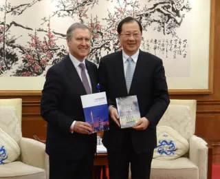 Secretary William Cohen meets with Guangzhou Party Secretary Ren Xuefeng.